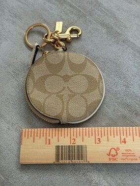 Coach Signature Round Coin Case Keychain in Beige/tan